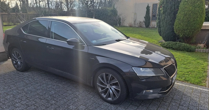 Skoda Superb cena 89000 przebieg: 187000, rok produkcji 2017 z Gliwice małe 56